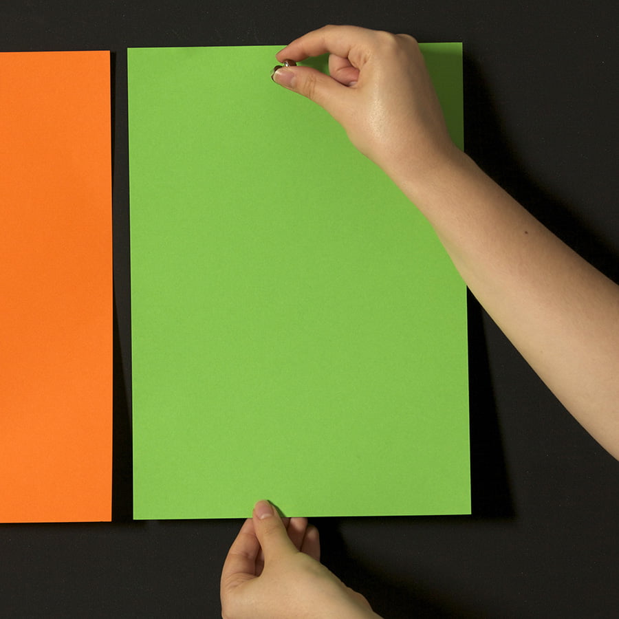 Imanes que sujetan papeles de colores sobre pintura super magnética para paredes